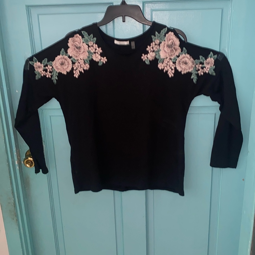 Women’s cold shoulder knit long dl Top. Size M # 3430